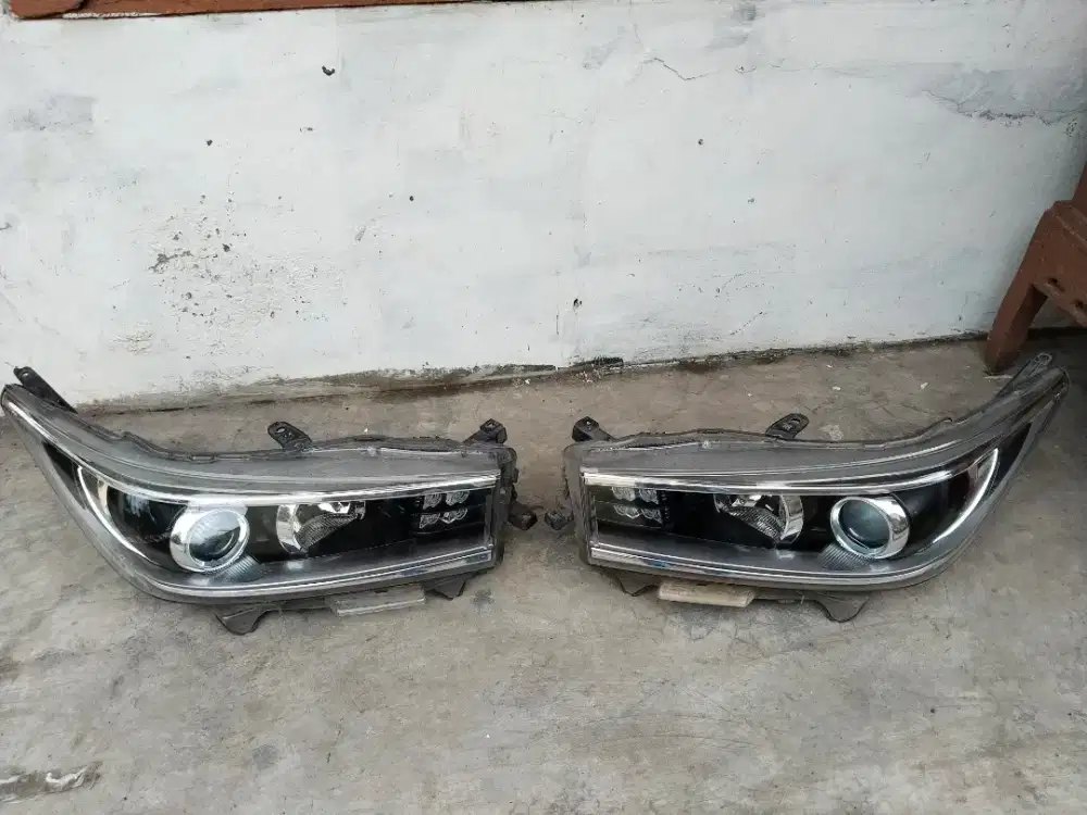 Headlamp Toyota Innova Reborn tipe V