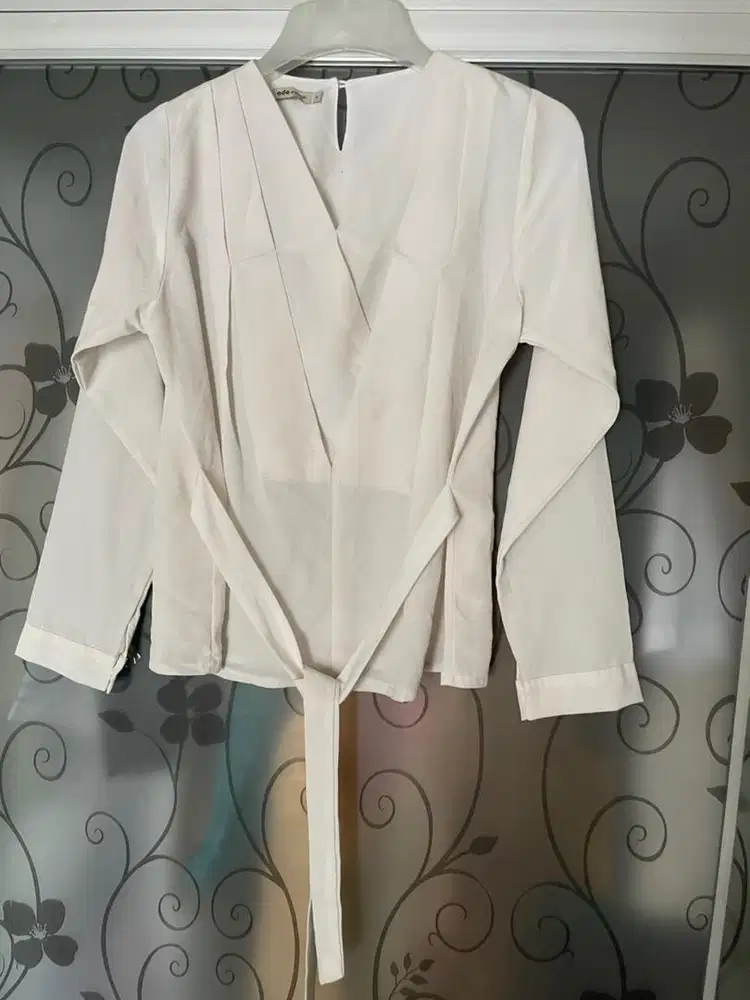 PRELOVED BLOUSE PUTIH TRANSPARAN PITA (M) LENGAN PANJANG, JNT/AMBIL