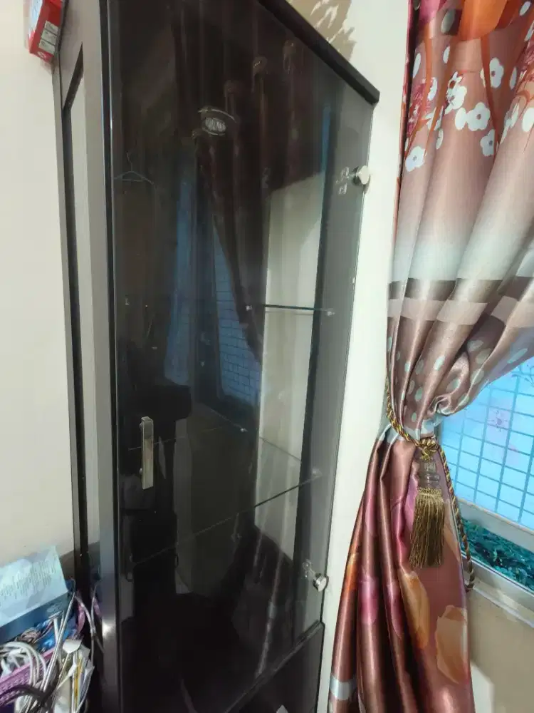 Rak lemari kaca pajangan kayu bagus ada lampu