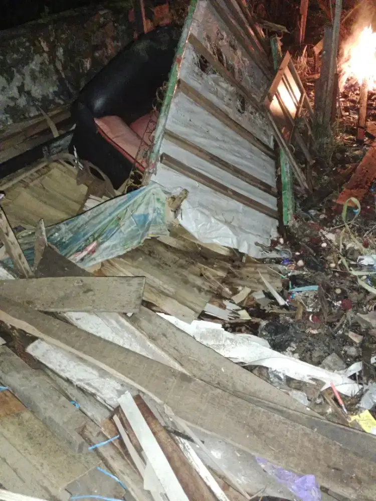 Kayu bongkaran rumah