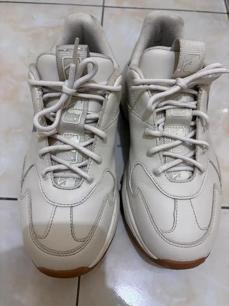 Jual sepatu edisi kekecilan jarang di pake