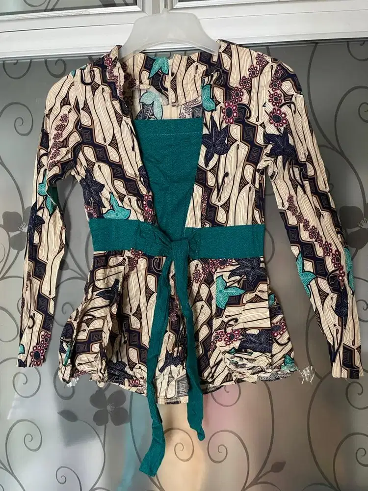 PRELOVED BATIK MODEL KUTU BARU (S-M) TALI PINGGANG CREAM HIJAU EMERALD