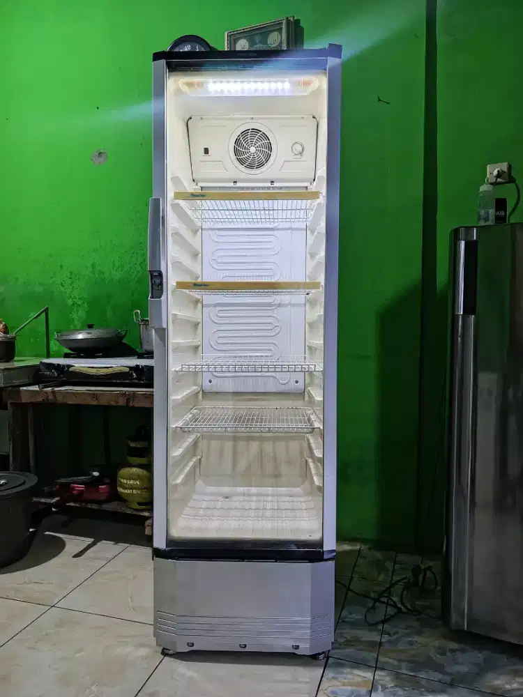 Showcase pendingin minuman Polytron