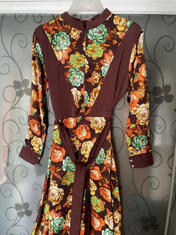 PRELOVED GAMIS FLORAL COKELAT LOCAL (M-L) TALI PINGGANG, JNT/AMBIL