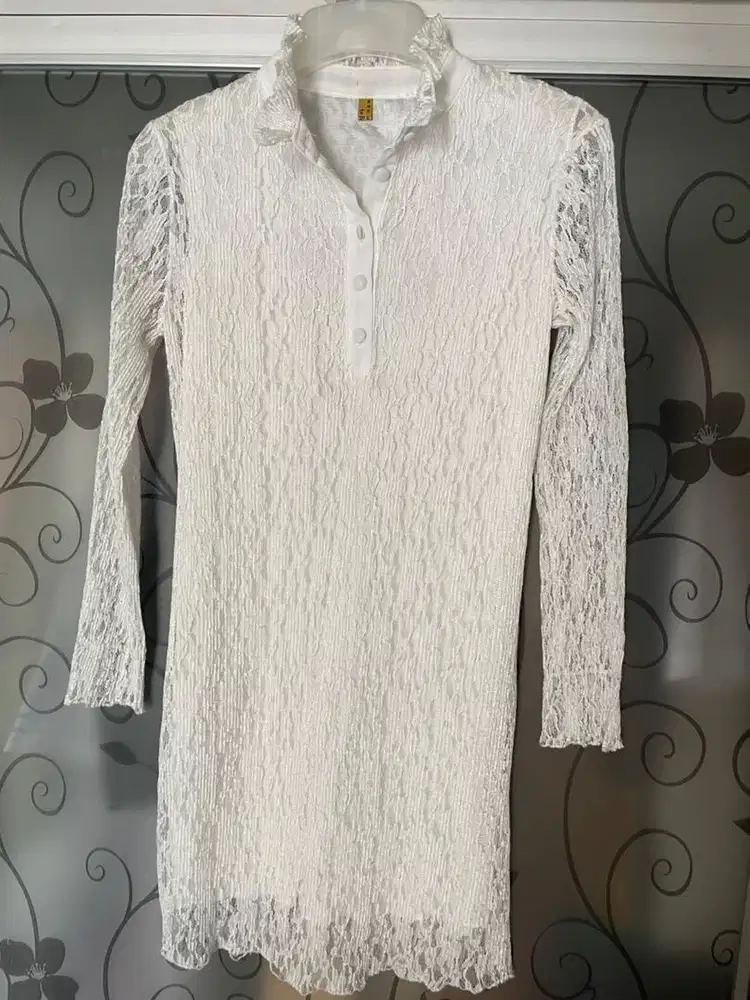 PRELOVED BLOUSE BROKAT PUTIH KOREA LENGAN PANJANG (S-M), ADA FURING