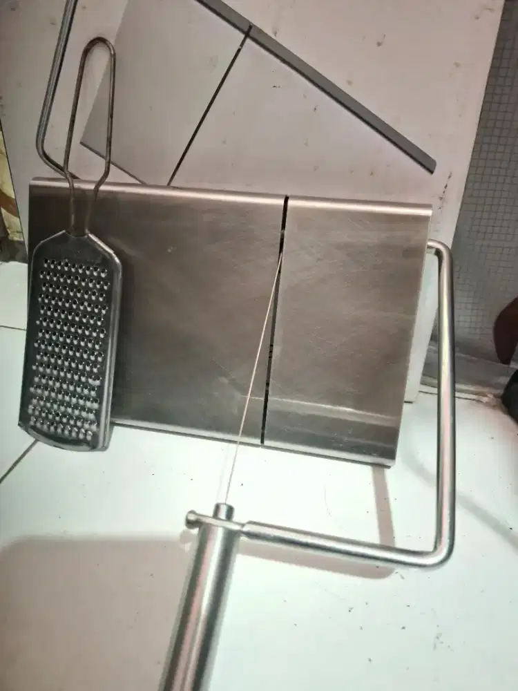 Pemotong keju dan parutan keju