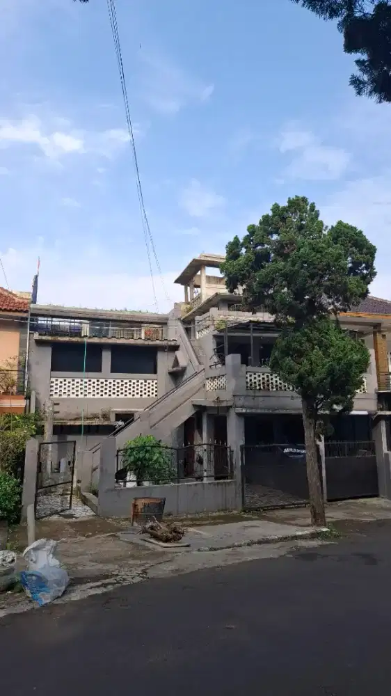 Rumah besar 2 lantai plus rooftop Dijual BU Nego