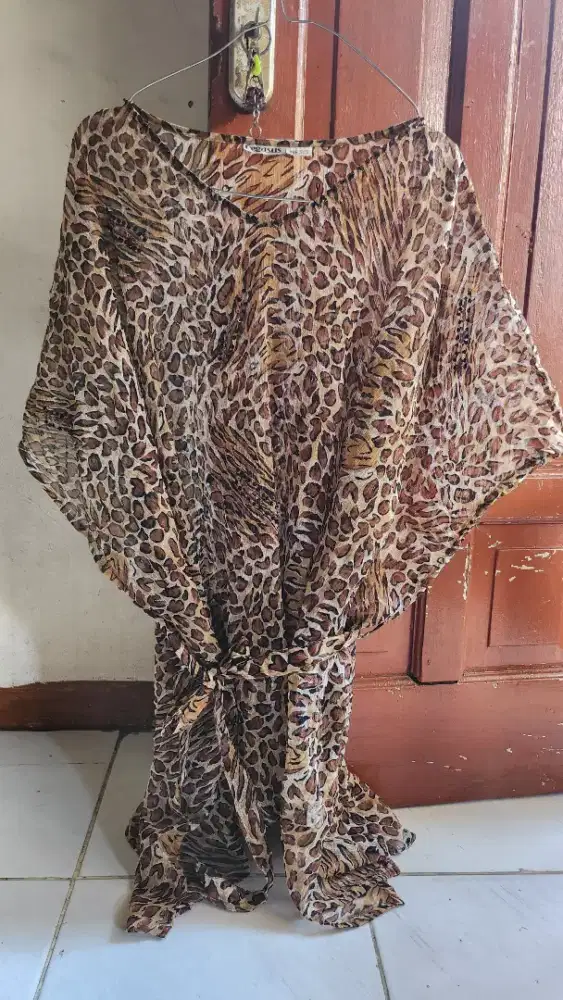 Leopard coklat warna masih pekat