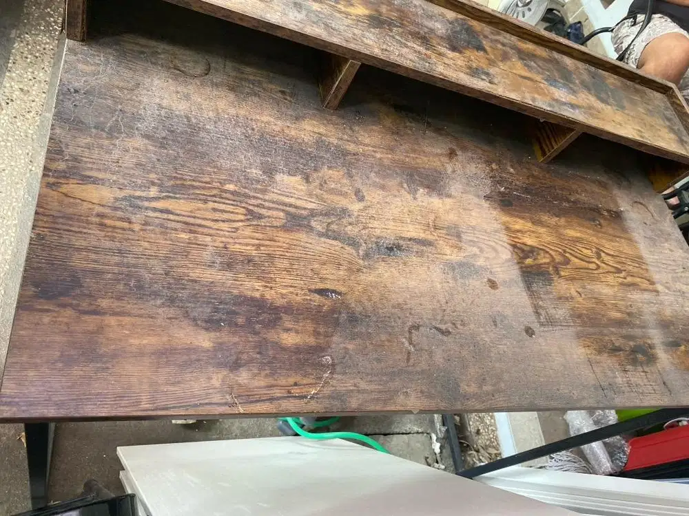 Meja kantor atau kasir Selma