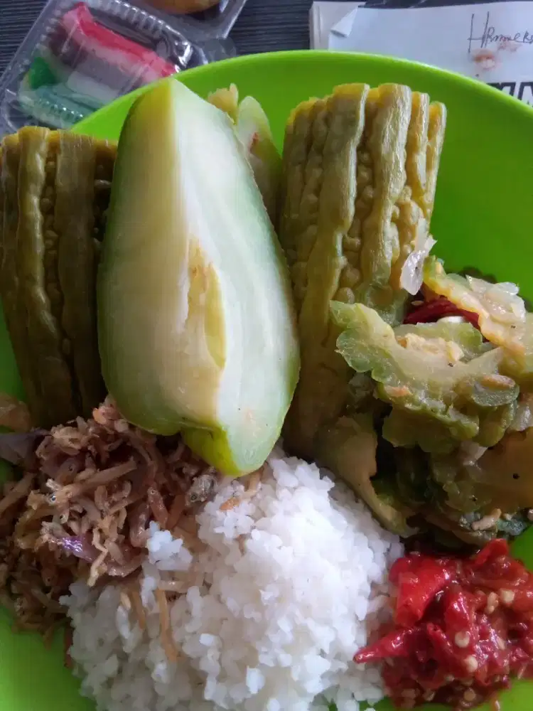 Wanita mencari pekerjaan juru masak atau jaga toko