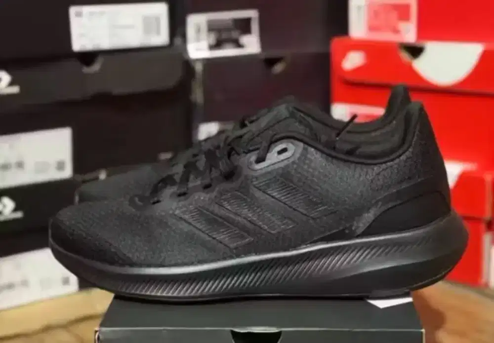 Sepatu hitam Adidas sizs 40 murah