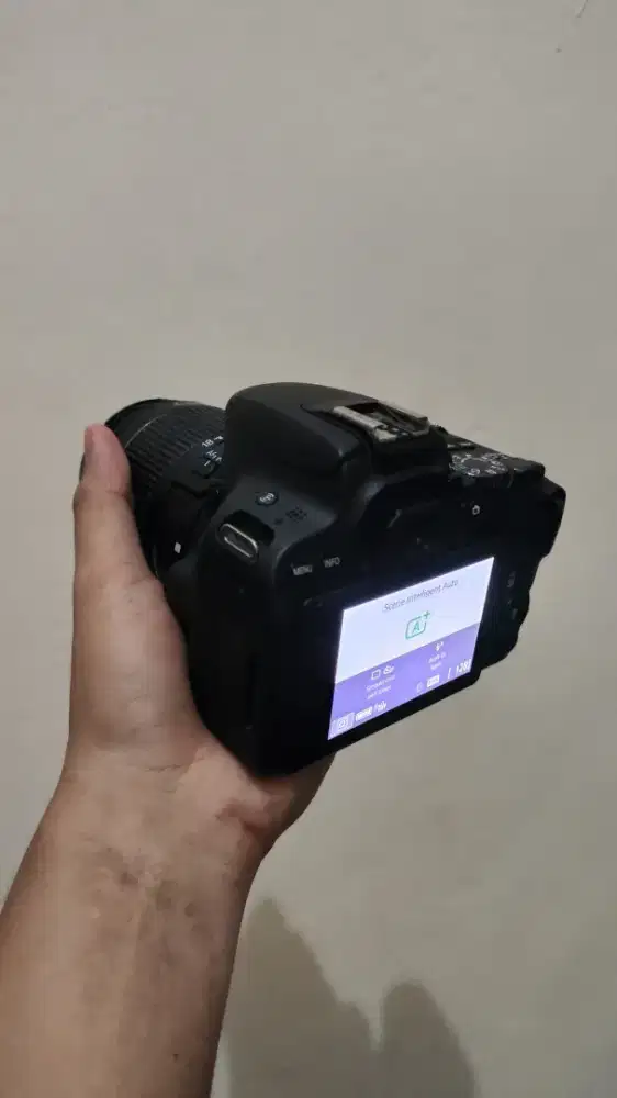 Kamera Canon EOS 200D + Lensa Kit 18-55mm