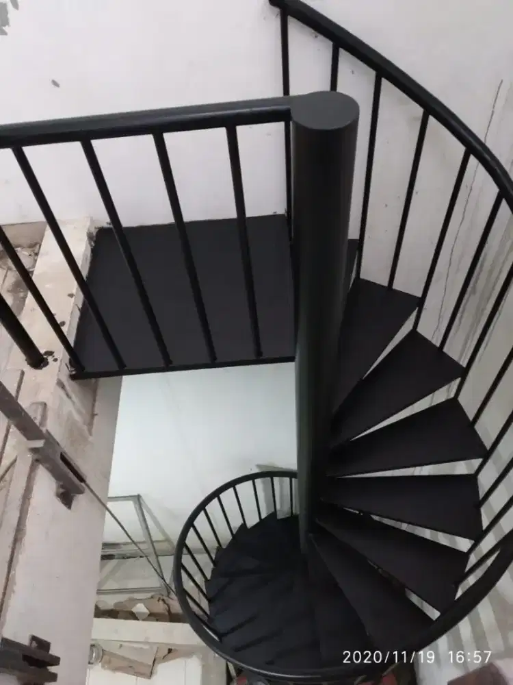 Tangga putar minimalis modern