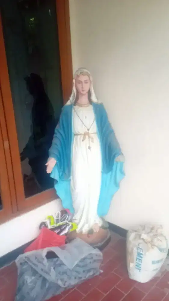 Patung bunda Maria kondisi bekas
