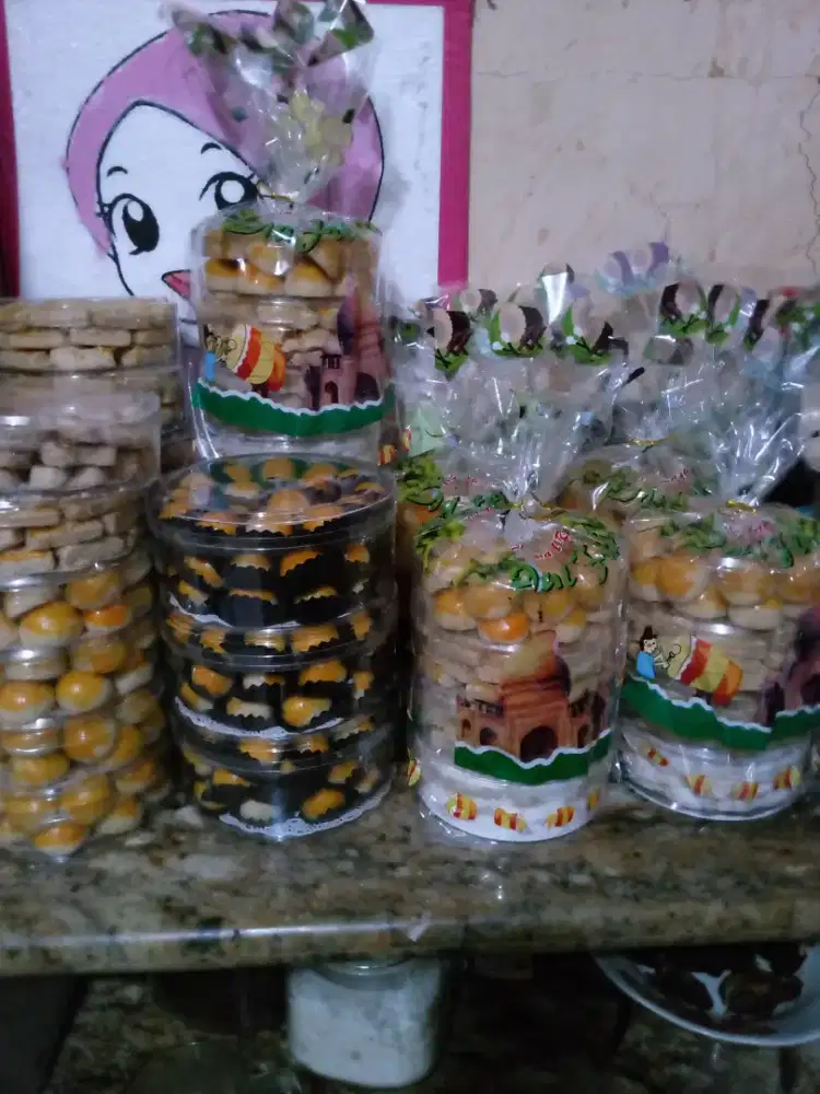 Kue lebaran , nastar, putri salju, kastengel,kue kacang,dll