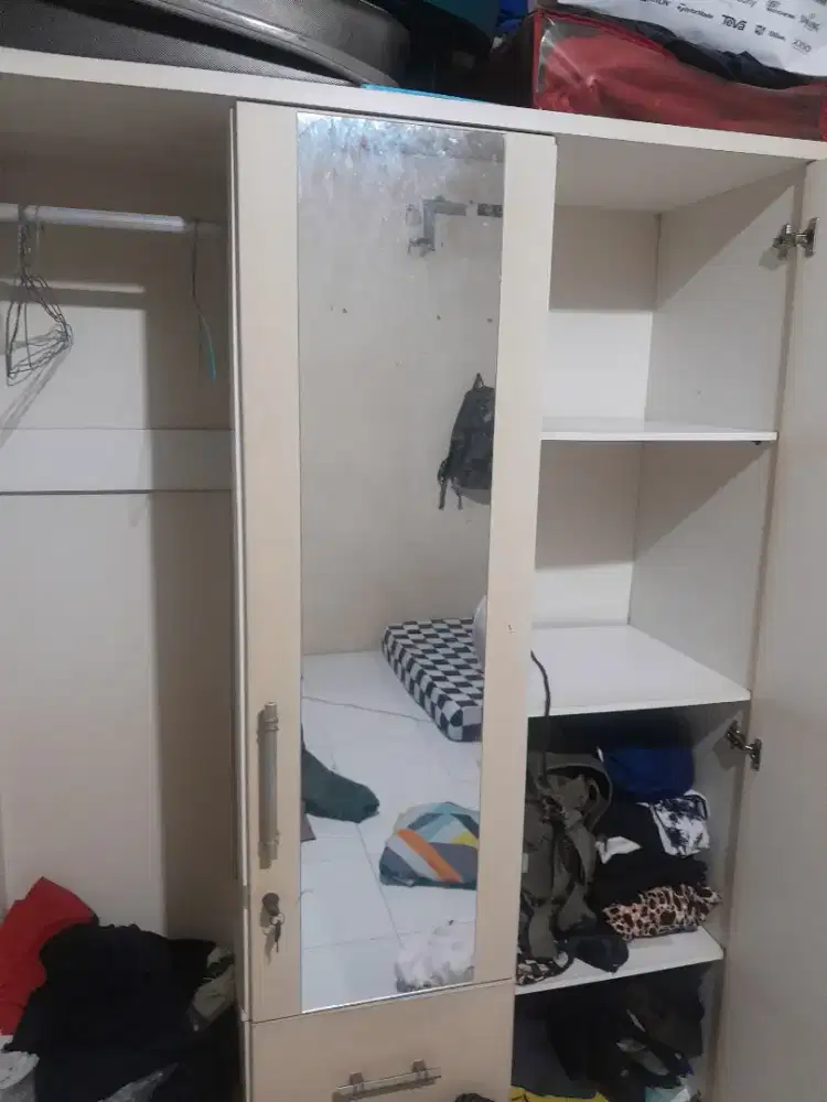 Lemari pakaian, bekas