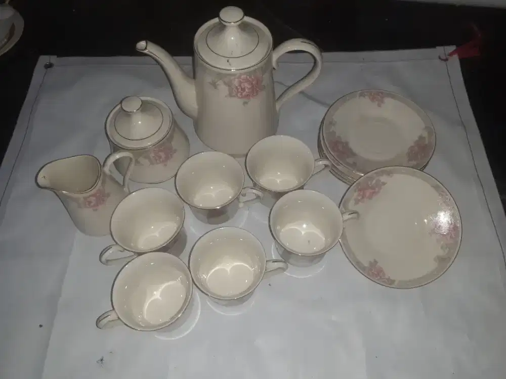 Tea set motif bunga