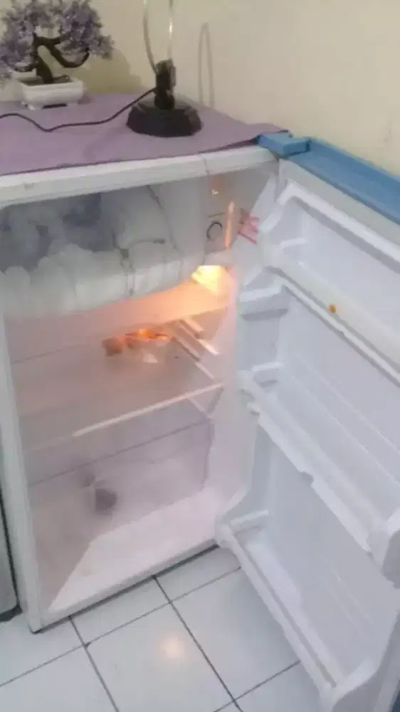 Kulkas sharp bekas pemakaian