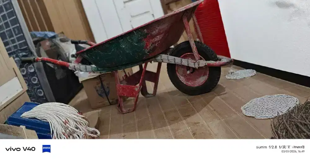 Gerobak lori bangunan