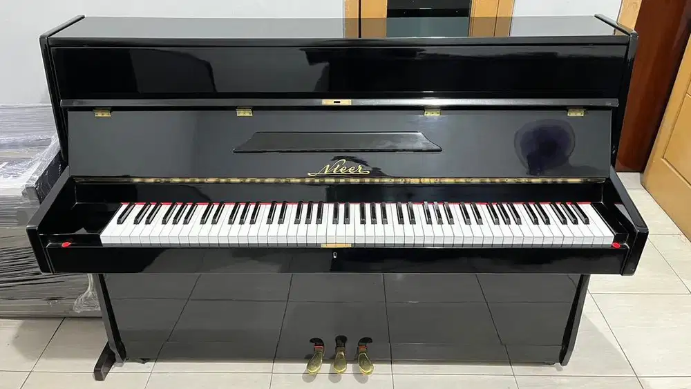 Piano Nieer Hitam