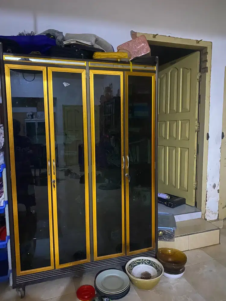 Lemari alumunium kaca