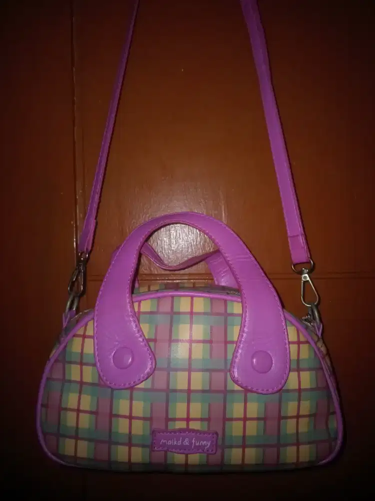 Di jual tas kotak2 pink fanta