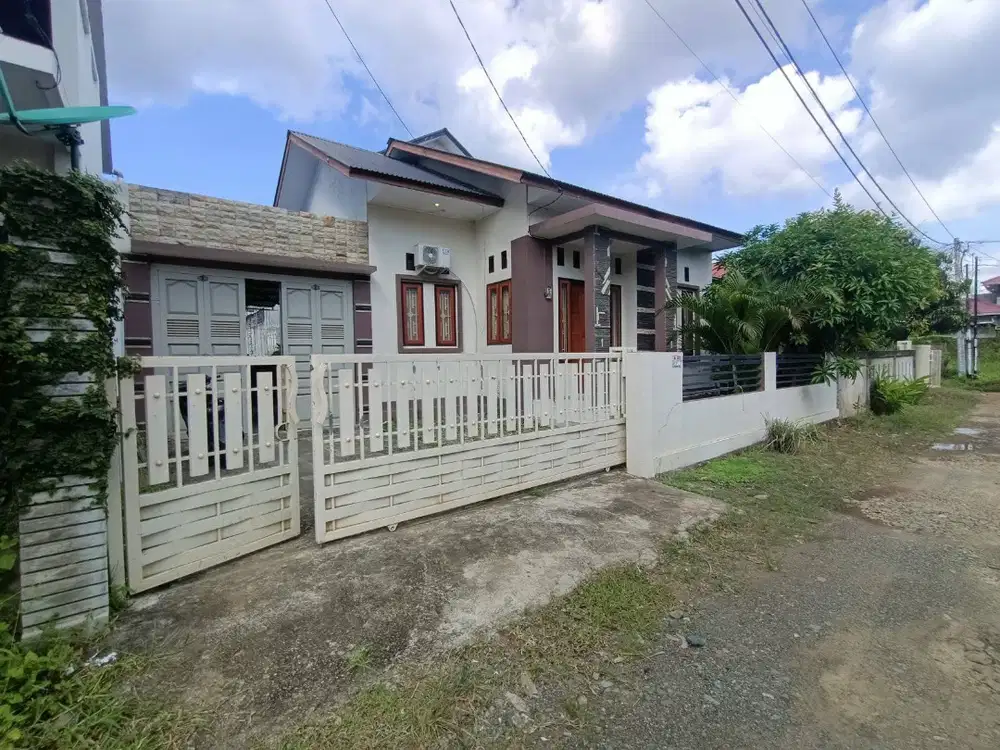 Rumah disewakan. Letak strategis, lingkungan oke, dalam komplek besar