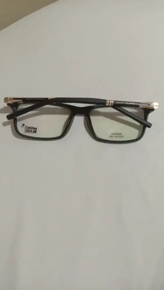 Kacamata Montblanc .