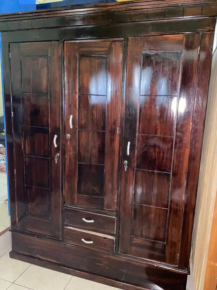 Lemari Jati 3 pintu dan laci