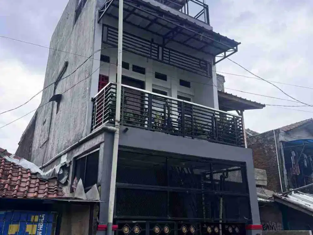 DI SEWAKAN RUMAH 3 LANTAI DI MARGAHAYU RAYA METRO MANJAHLEGA BANDUNG