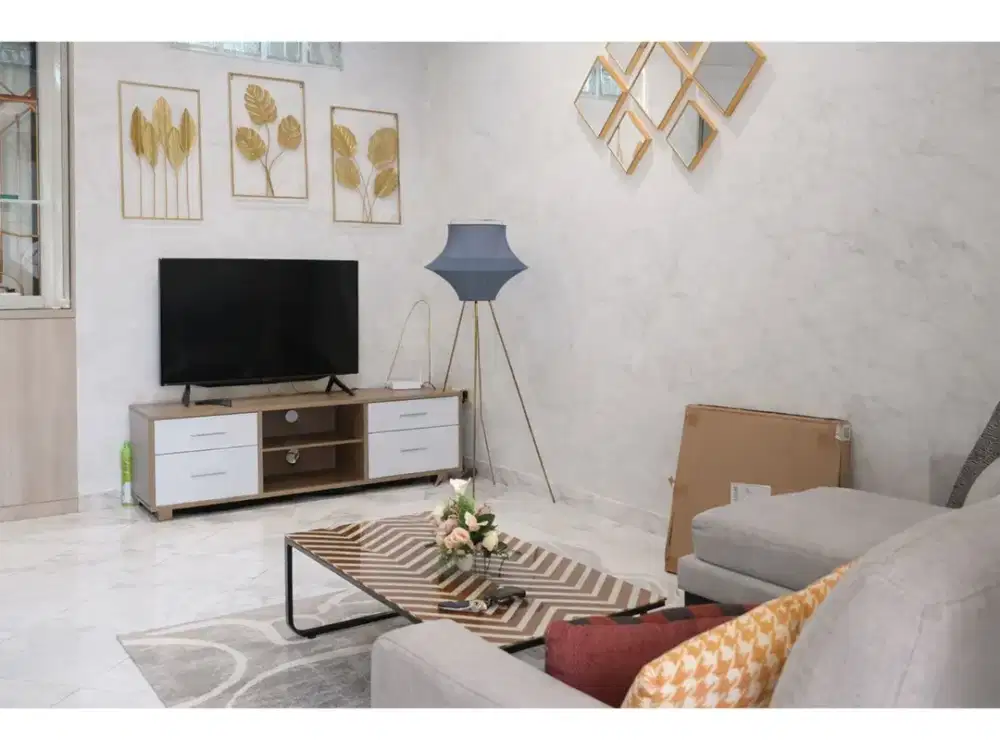 DISEWA RUMAH TAHUNAN 2 LANTAI FULL FURNISH SIAP HUNI HARGA NEGO SENTUL CITY SSR951