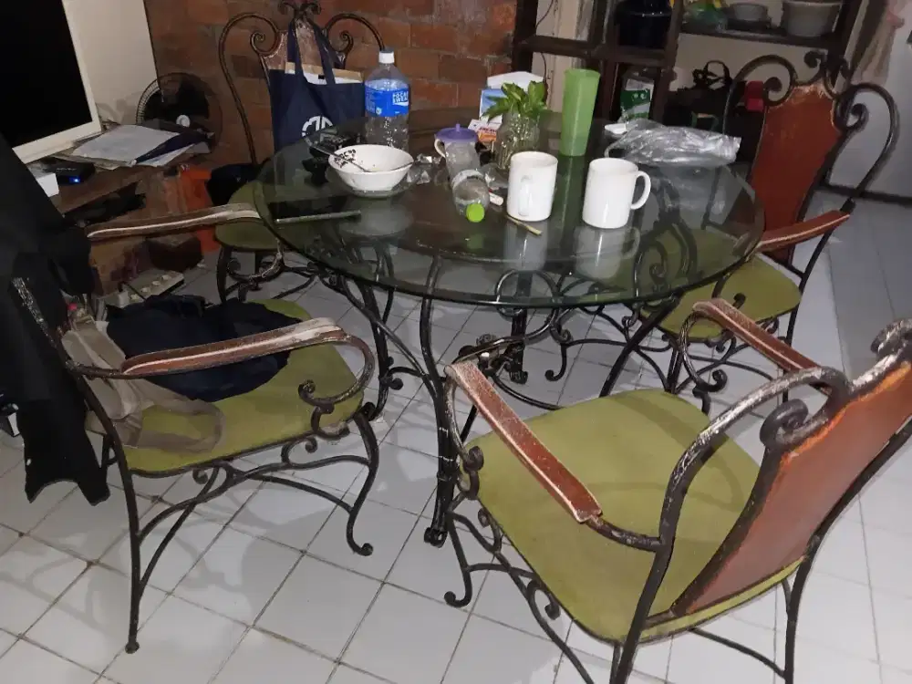 Meja Besi-Kaca Bulat