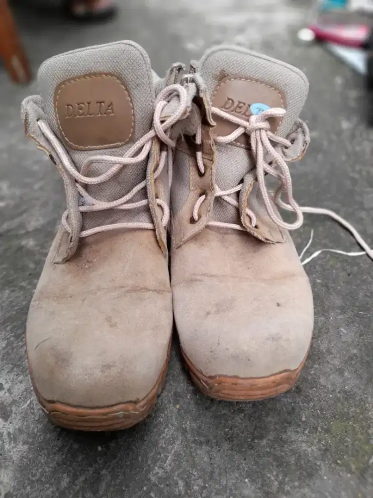 Sepatu both fulkulit 7 lubang merk Delta
