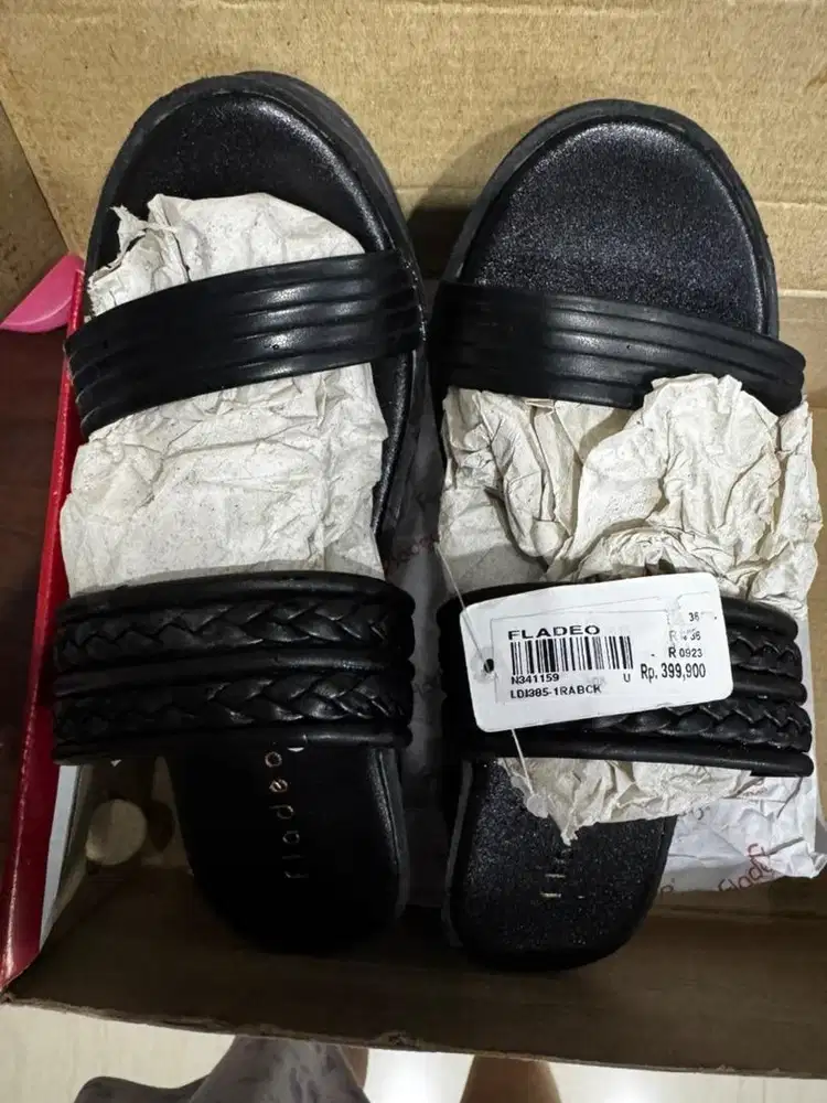 Dijual Sepasang Sepatu Hitam Fladeo Original