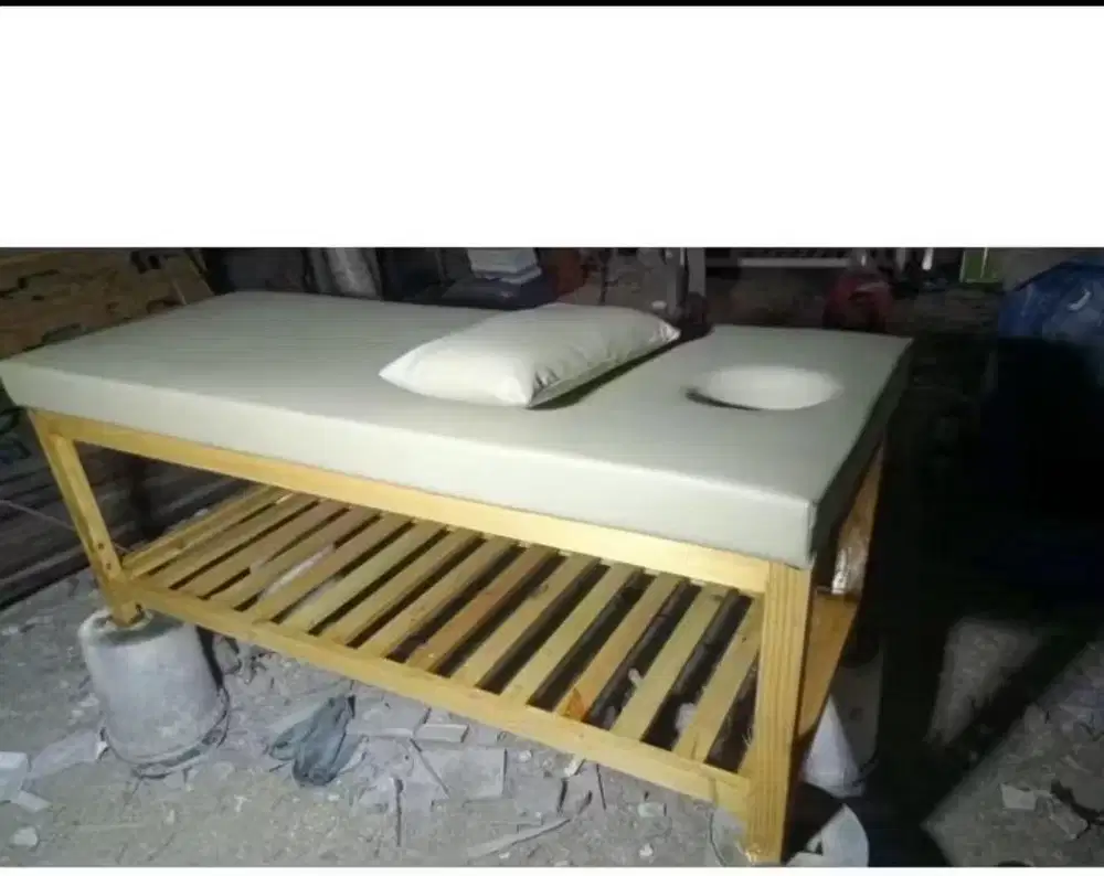 Kursi pijat ada lubang