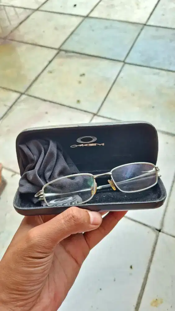 Kacamata Oakley Intake 4.0