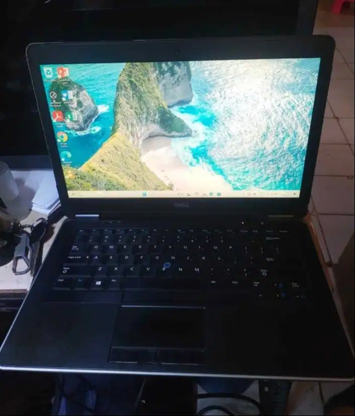 Dijual santai Laptop Dell Vostro core i5 gen 4 Ram 8 udah ssd
