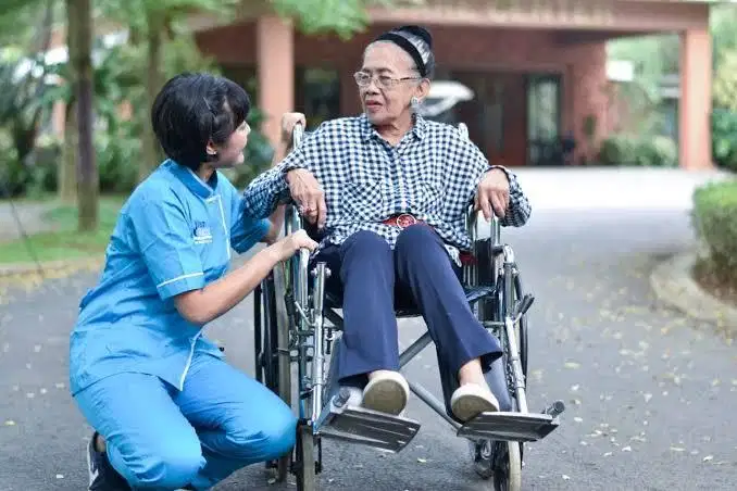 Dicari perawat Lansia