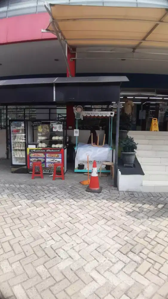 Karyawan jaga konter makanan minuman