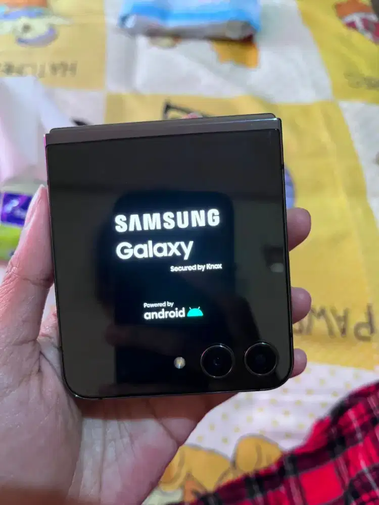 Jual Samsung Z Flip 5 Graphite 8/512, Rusak Flexi.