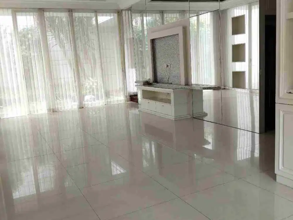 Sewa rumah Premium Pakuwon Indah cluster Lariz ville Surabaya Barat