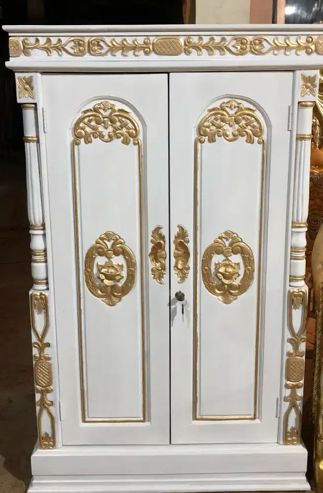 Lemari jati putih kombinasi gold