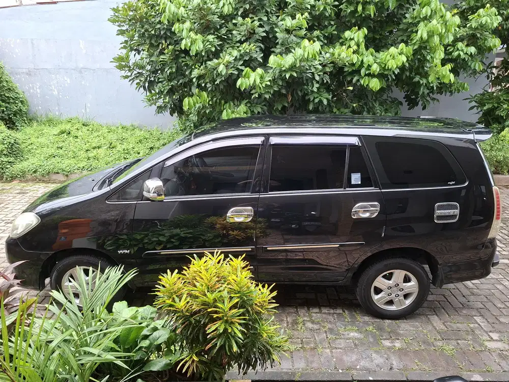 Toyota Kijang Innova 2011 Bensin