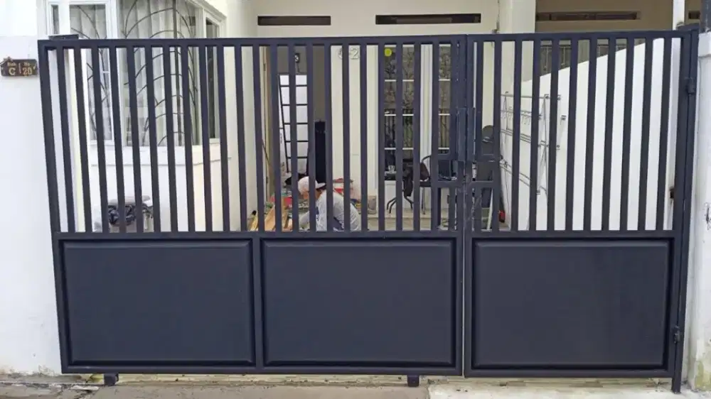 Pemasangan pagar minimalis bahan besi holllo