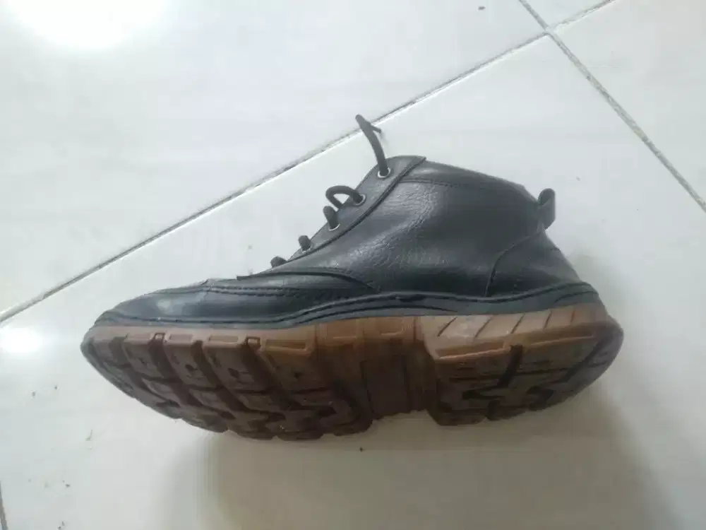 sepatu bot formal pria Rionz Forlan warna hitam dengan sol coklat