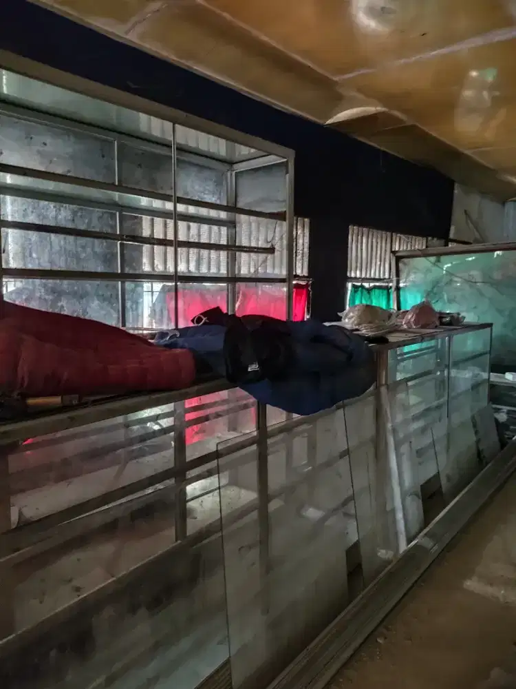 Etalase bekas display baju dan sepatu