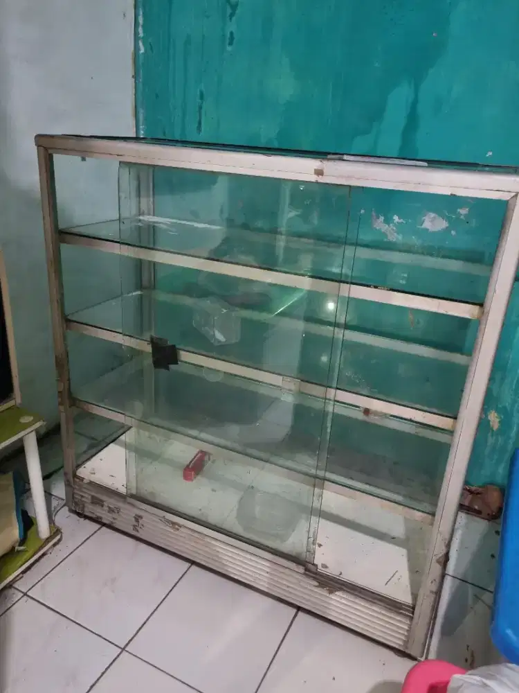 Etalase kaca jualan