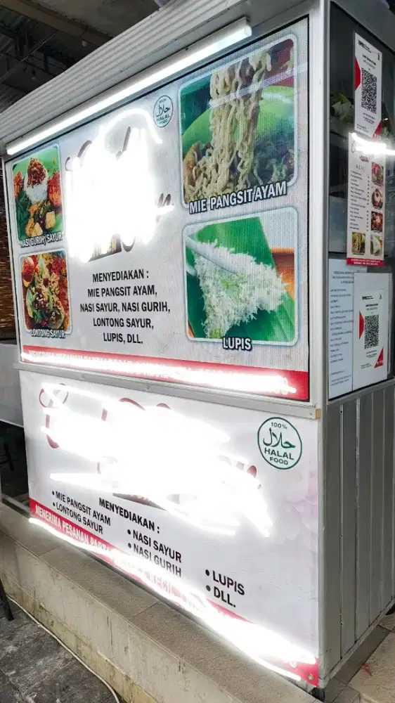 karyawan perempuan serius jaga sarapan - malam stand makanan halal