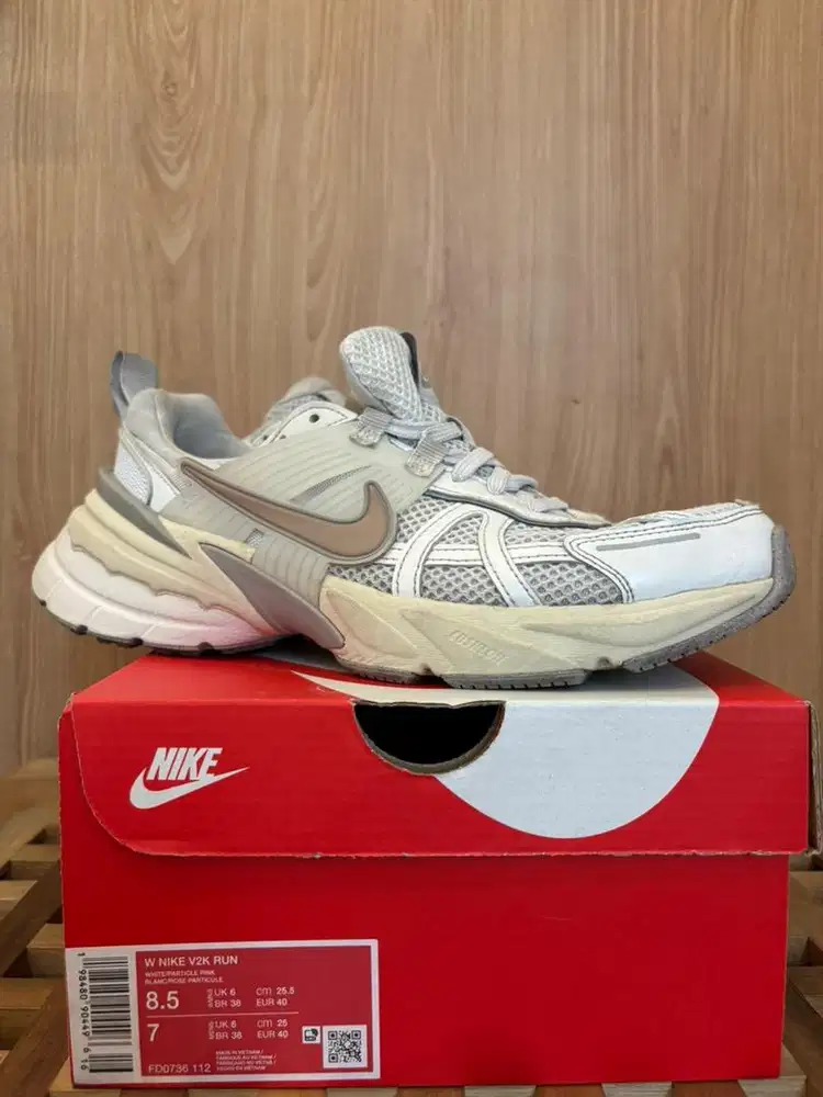 Nike Women V2K Run – Size 40 (EU)