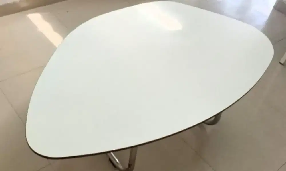 Meja putih bahan stainless HPL